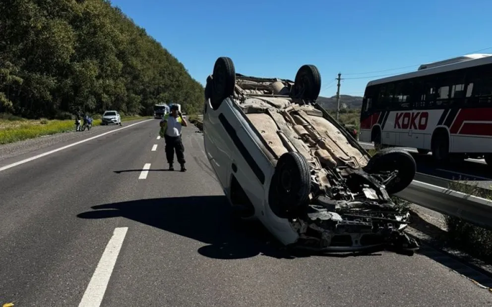 La camioneta quedó con sus cuatro ruedas hacia arriba luego de chocar contra el guardarraíl central de la 22 por una descompensación del conductor. Foto: gentileza