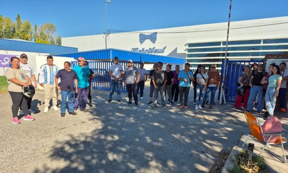 Los trabajadores iniciaron esta tarde la protesta con una permanencia pacífica en los ingresos de Moño Azul. Foto: LCR.