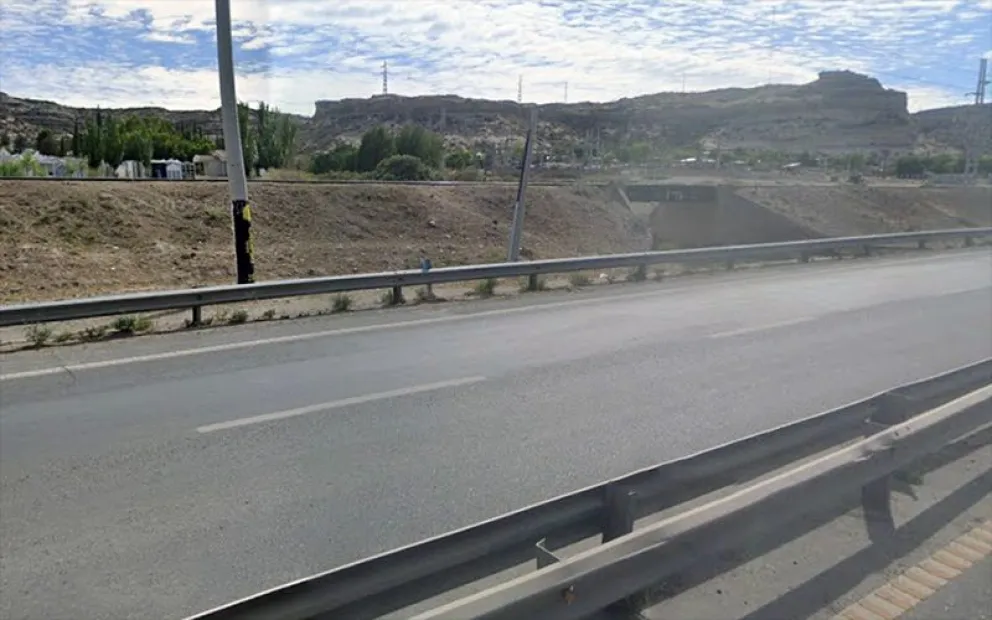 En inmediaciones del barrio La Graava sorprendieron a dos hombres forcejeando para llevarse un guardarraíl. Foto: archivo