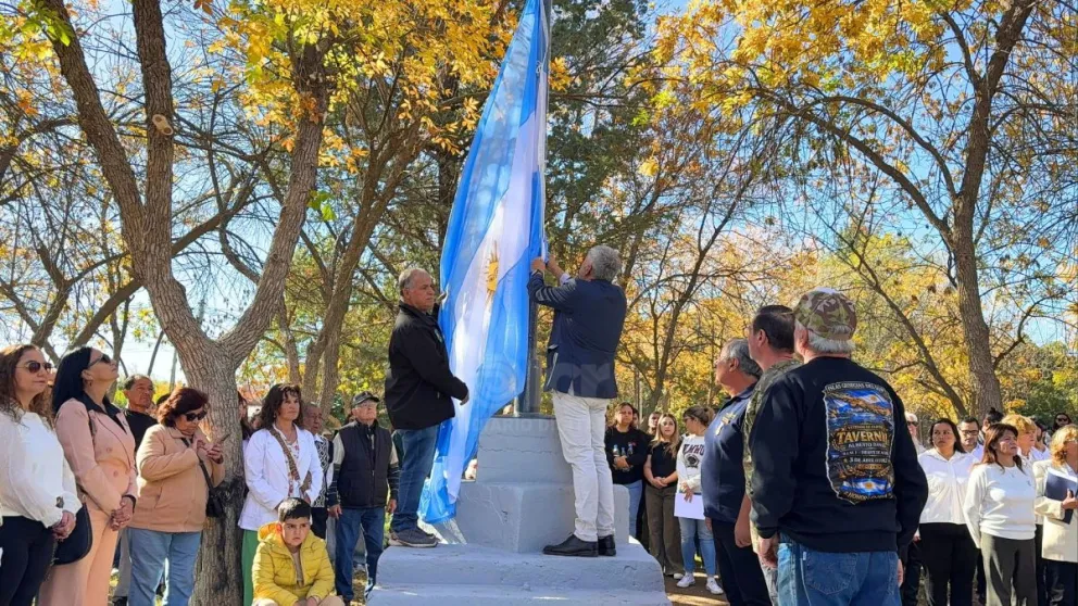 El acto central se desarrolló en la plaza del barrio Malvinas con amplia participación. Fotos: Celeste Cerezuela de LCR
