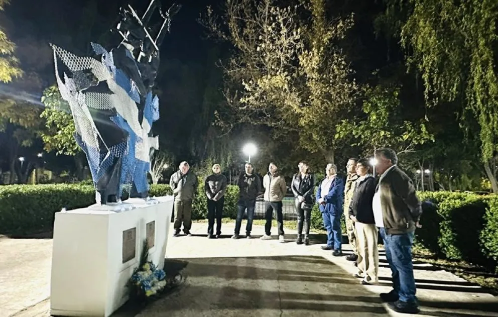 Con el inicio de este 2 de abril, en Huergo se honró a veteranos y caídos con una vigilia en la plazoleta que los recuerda. Fotos: gentileza