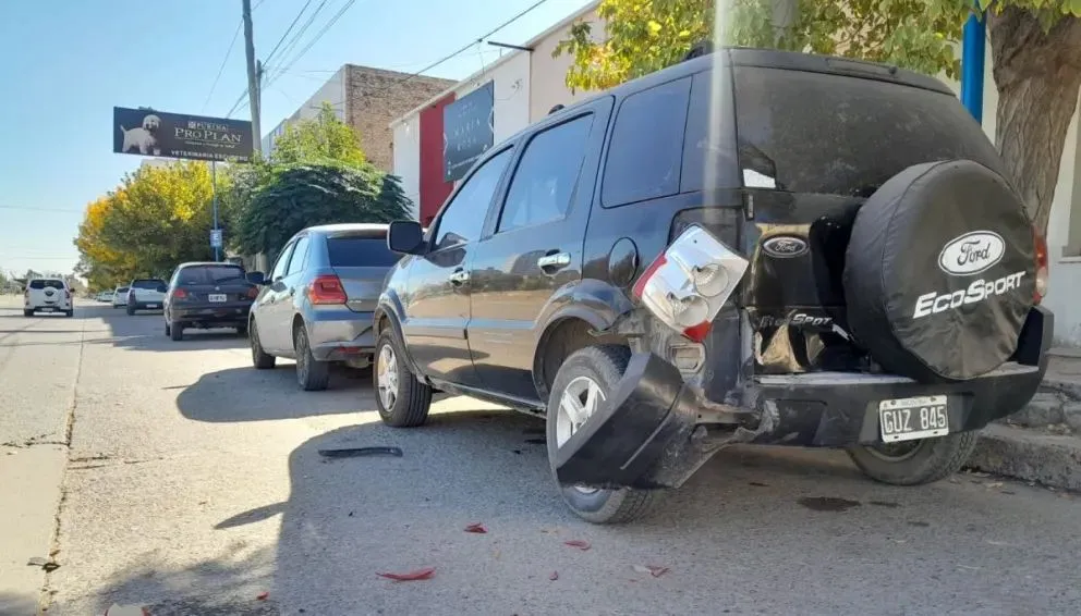 La camioneta registró daños por el impacto. Foto gentileza