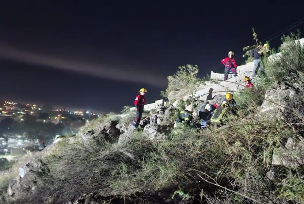 El simulacro para el rescate de una persona accidentada se realizó esta semana sobre el faldeo de la barda norte. Foto: gentileza