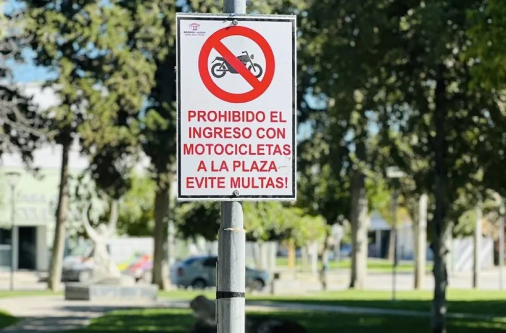 El municipio de Huergo instaló carteles para recordar la prohibición de ingreso de motos en plazas. Foto: gentileza 