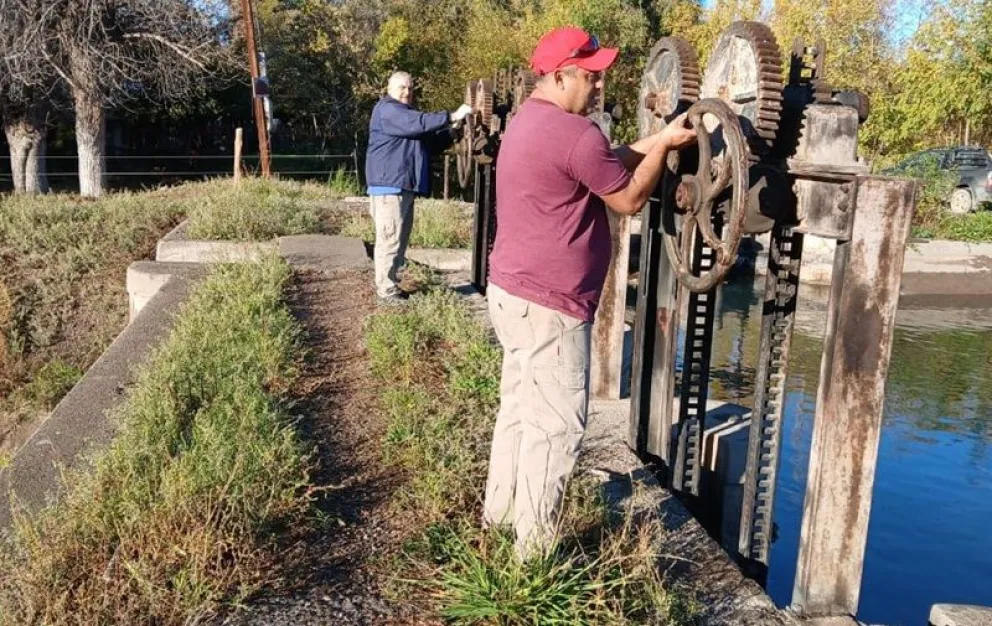 En los últimos días comenzaron el proceso de cierre de compuertas y la baja en el caudal en el canal principal de riego. Foto: gentileza