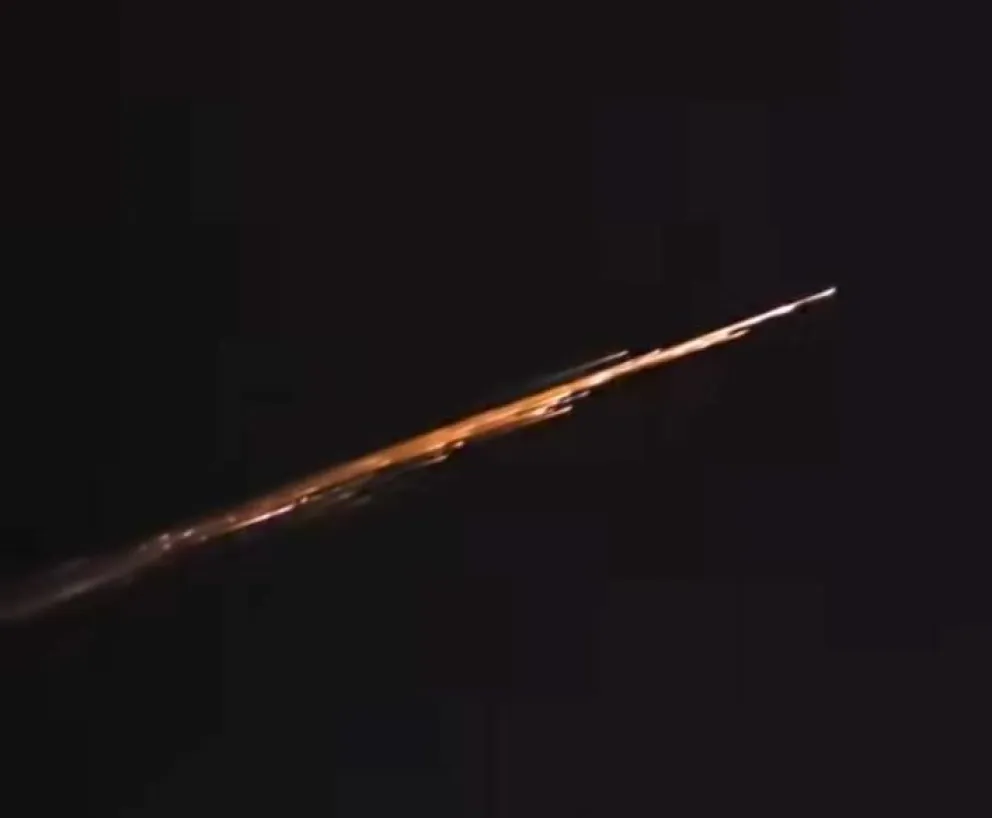 Belén y Angie fueron dos de las personas que captaron este misterio que sobrevoló el cielo rionegrino. Foto gentileza.