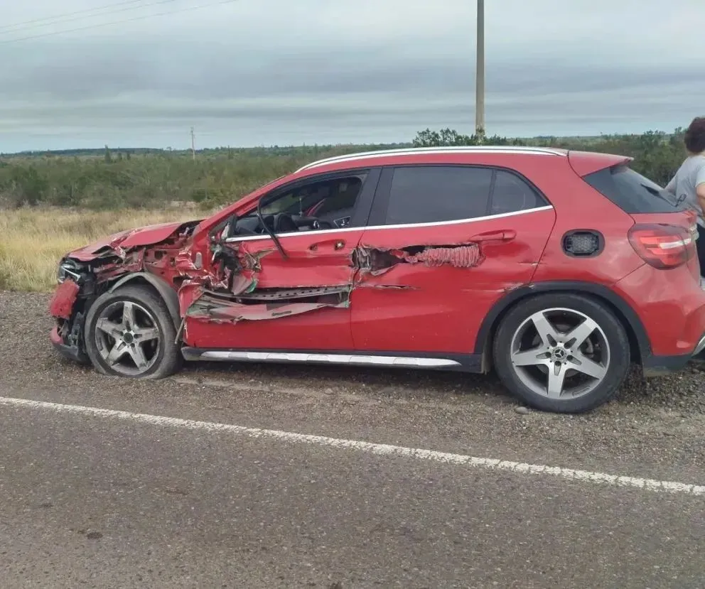 El roce entre el acoplado del camión que circulaba en sentido este-oeste y el auto que iba en dirección contraria se produjo en el km 1000. Foto gentileza.