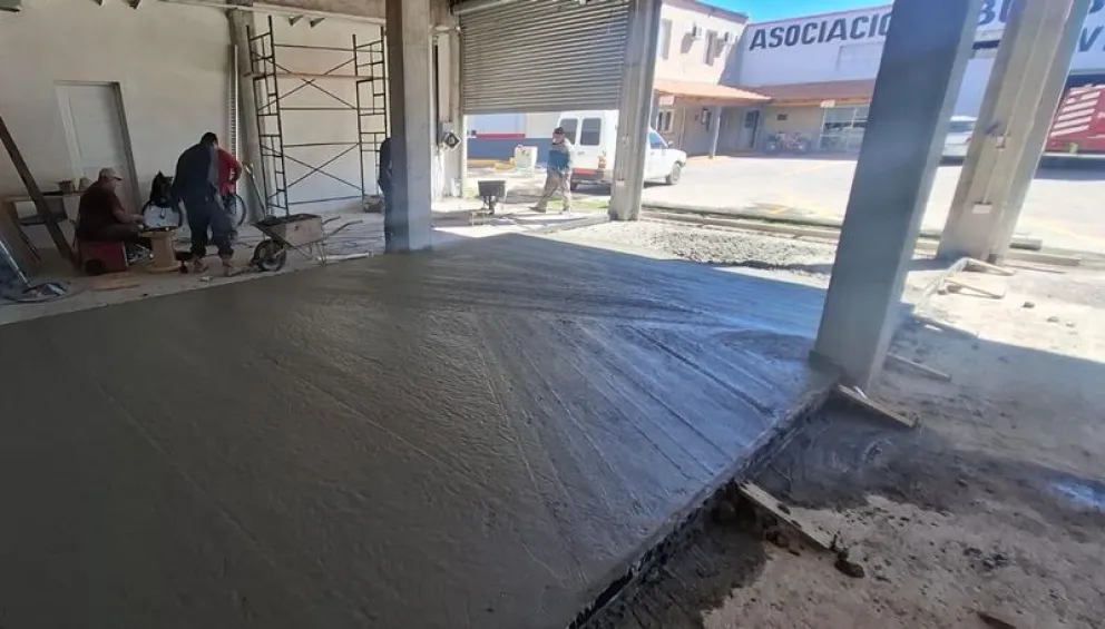 En los últimos días comenzó el trabajo de construcción de paños de hormigón en los garajes de la ampliación del edificio de Bomberos. Foto: gentileza