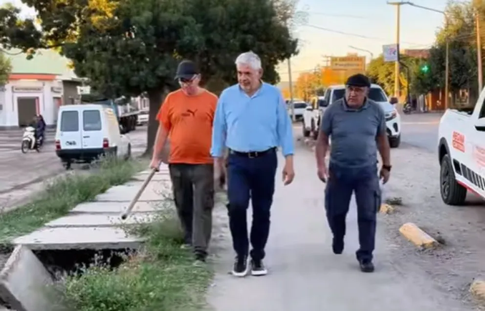 Previamente el intendente hizo recorrida para planificar las obras que a partir de hoy están en ejecución en desagüe paralelo a la avenida Mitre. Foto: gentileza