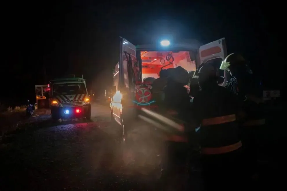 Bomberos Voluntarios de Roca trabajaron en el rescate de las dos personas que habían quedado atrapadas tras el impacto en Ruta 22. Foto: Bomberos Roca