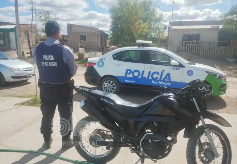 El conductor de la moto fue interceptado en calle Nº 9 en horas cercanas al mediodía de ayer. Foto Policía RN.