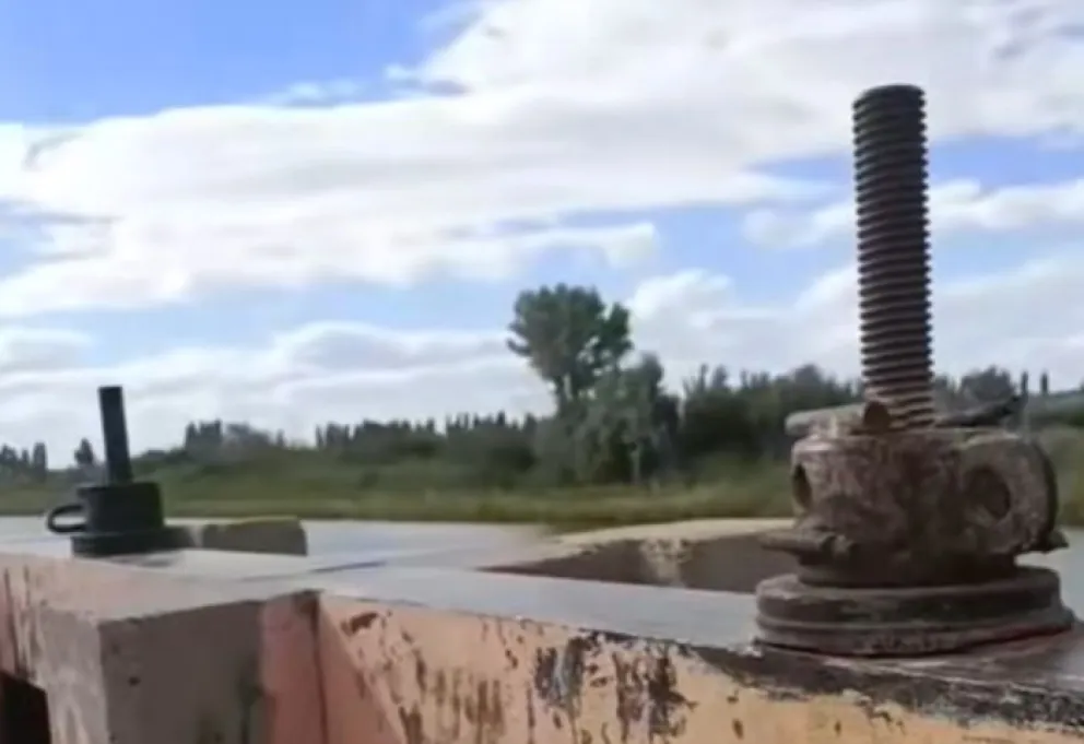 El sistema de apertura y cierre de compuertas fue inutilizado con un nuevo hecho de vandalismo detectado en el canal principal de riego. Foto: gentileza