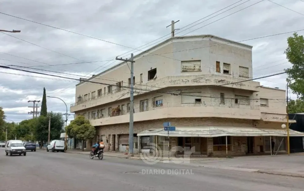 Los gritos de la mujer fue lo que desencadenó que se llamara al 911 y posibilitó el rápido arribo policial al edificio de avenida Cipolletti y Maipú Sur. Foto LCR (archivo).