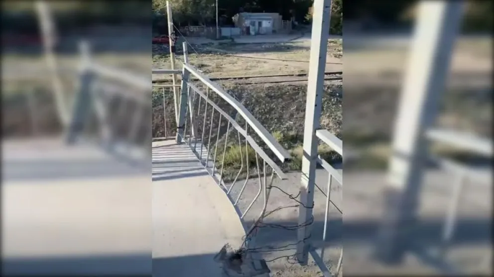 En varios puentes peatonales elevados sobre la Ruta 22 en Regina se registran roturas en barandas de contención y la falta de alambrados. Foto: gentileza