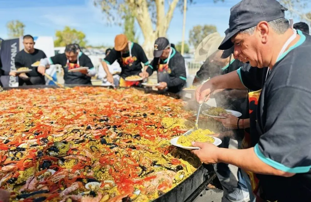 La paella gigante de 1.200 porciones se servirá en el SUM del Club Social y Deportivo Huergo. Foto: gentileza