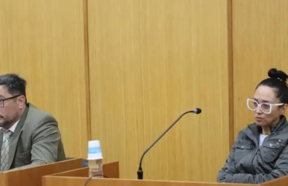 La mujer recuperó la libertad tras la audiencia en Tribunales de Roca, pero seguirá bajo control judicial con tobillera electrónica mientras avanza la investigación. Foto: Tania Domenicucci-AnR