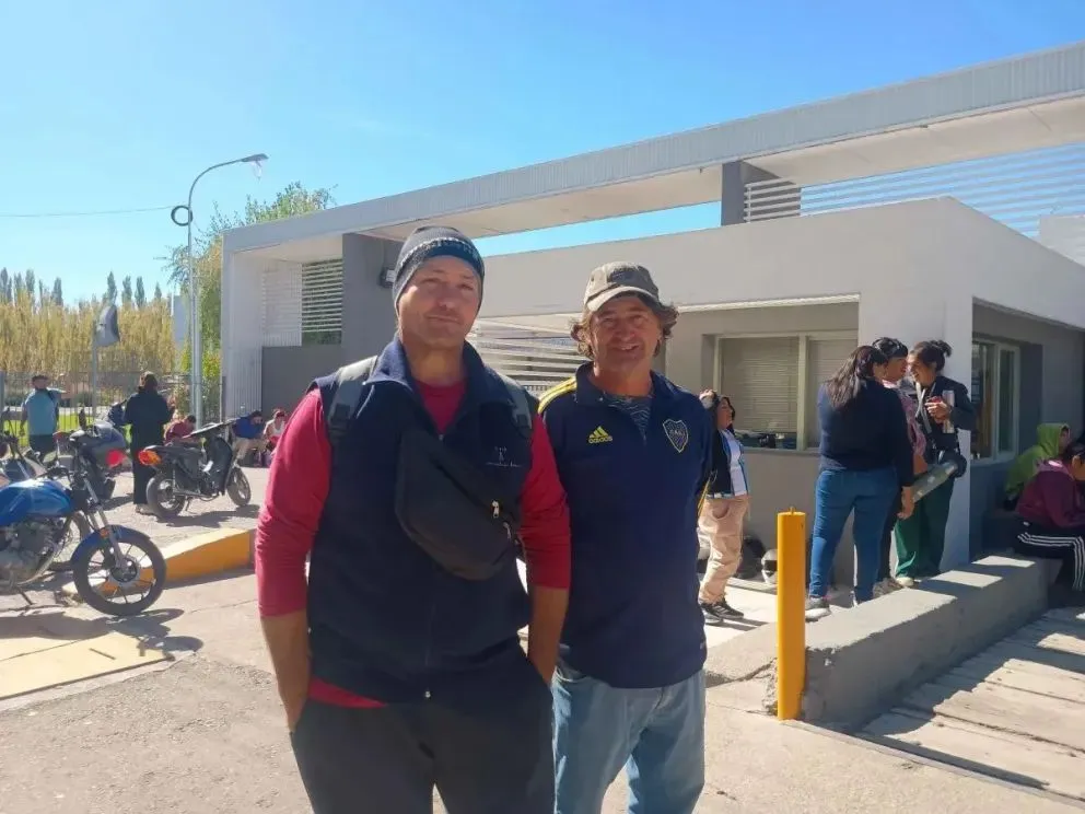 Los trabajadores resolvieron continuar la medida frente a la empresa. Foto ANR