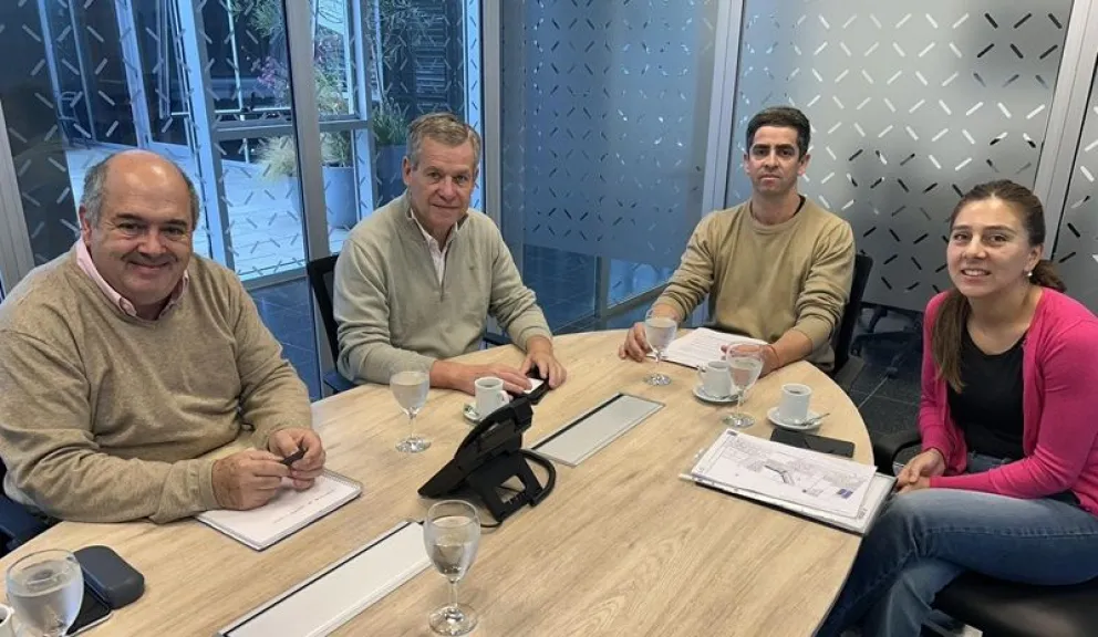 El intendente se reunió con funcionarios de Energía para presentar tres proyectos para ampliar redes eléctricas en Chichinales. Foto: gentileza 