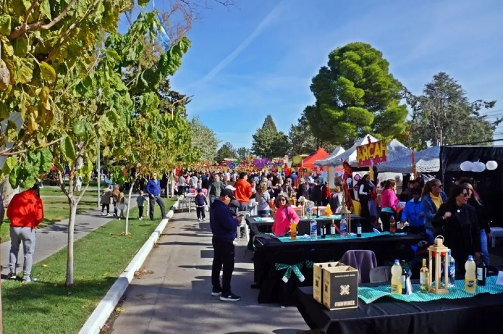 En las calles aledañas al Club Huergo se montarán los stands de instituciones que ofrecerán el tradicional plato de paella. Foto: gentileza