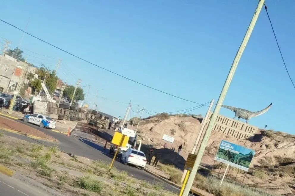El camión volcó frente a la rotonda del Dino, en el barrio Melipal de Neuquén. Foto: gentileza.