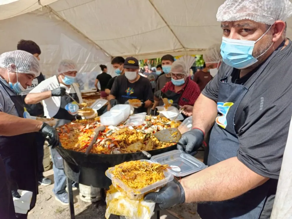Ya dan las primeras porciones en los alrededores del club. Fotos Tania Domenicucci.