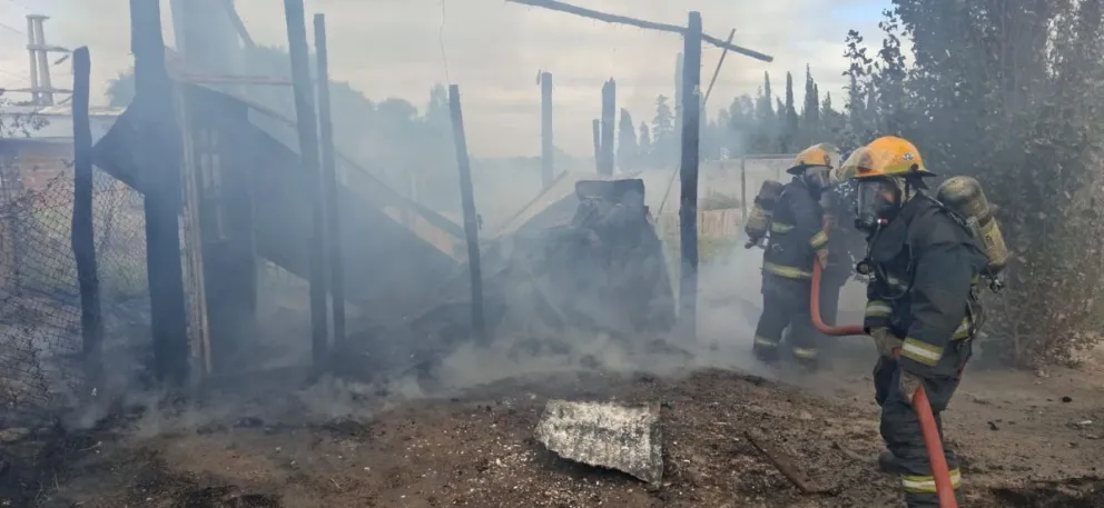 El siniestro se produjo en una precaria vivienda que se encontraba lindante a la barda. Foto bomberos VR.
