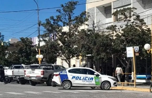Hace pocos d&iacute;as la polic&iacute;a detuvo a un joven por robarle el celular a una mujer en cercan&iacute;as a un supermercado. Foto LCR.