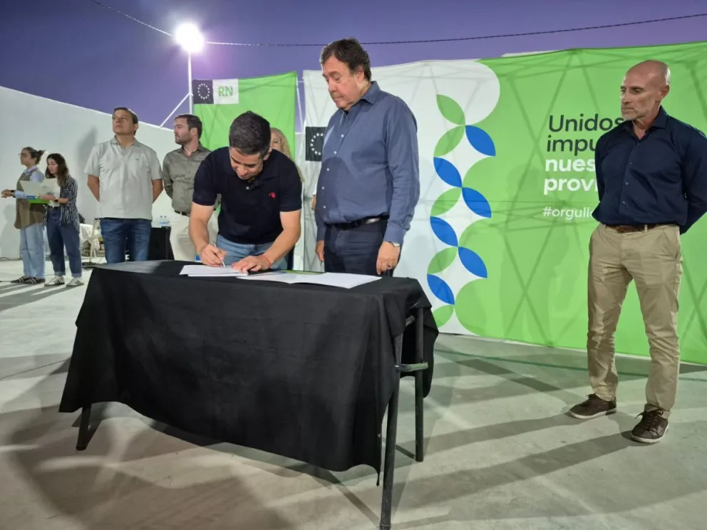 El gobernador junto al intendente Lucas González firmaron convenios. Foto LCR.