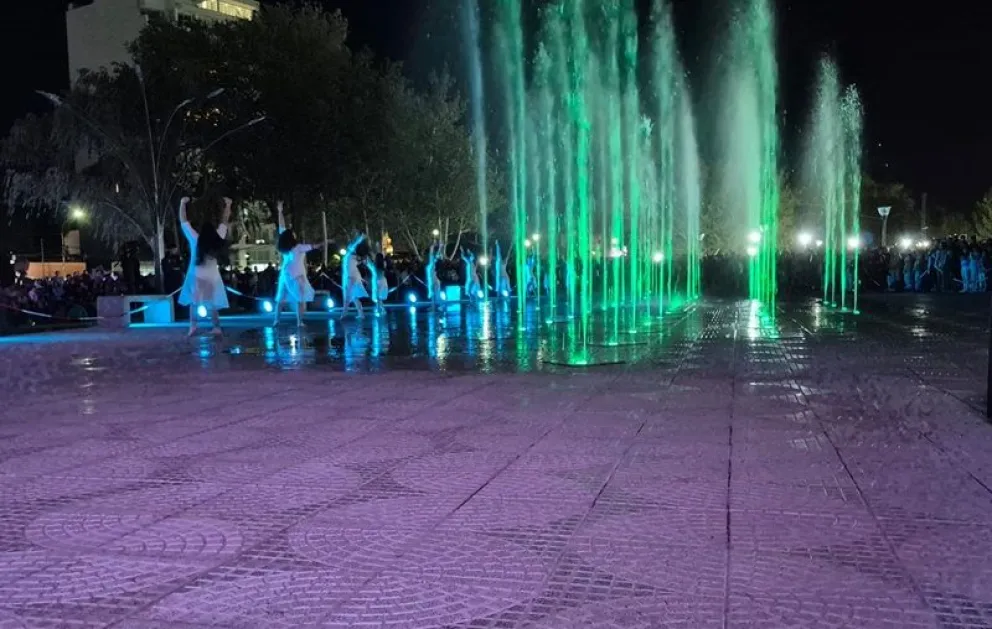 La fuente de aguas danzantes quedó inaugurada esta noche en el centro de Villa Regina con un gran marco de público. Fotos: LCR