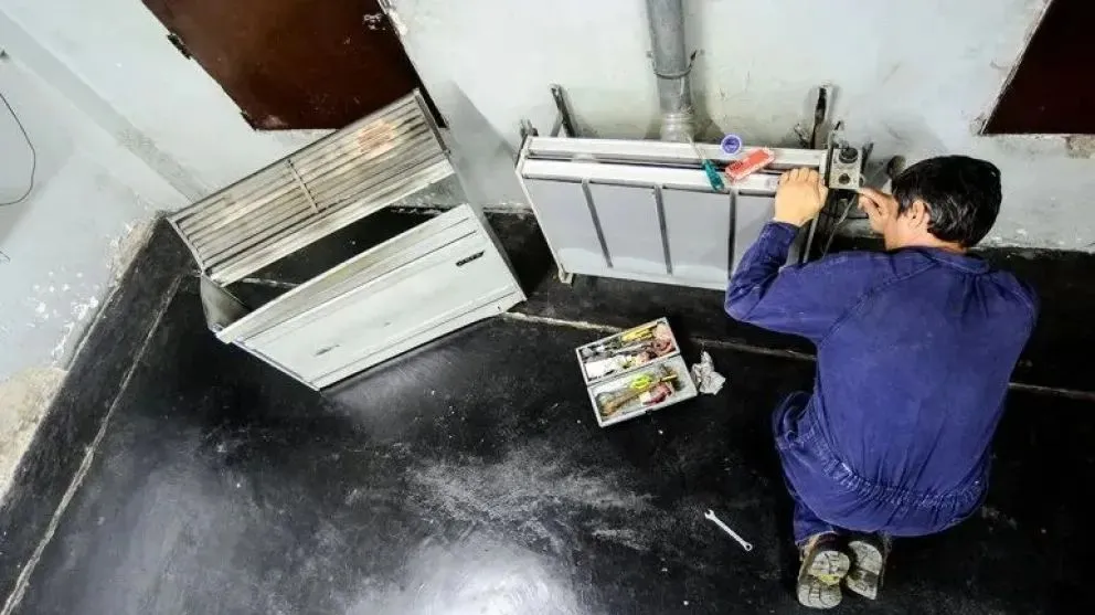 Con la llegada del frío, los calefactores se ponen a punto.