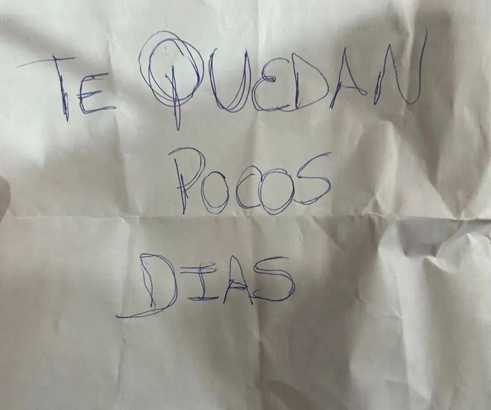 La amenaza que fue dejada por debajo de la puerta del local.