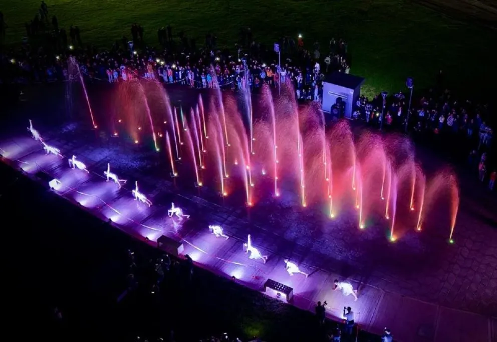 Todos los días por la noche con un horario acotado funcionará la fuente de aguas danzantes de Regina. Foto: gentileza