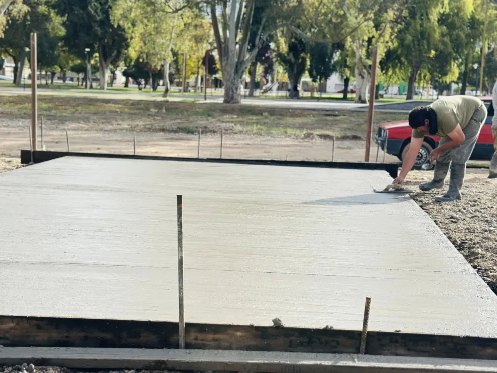El viernes se concretó el hormigonado de las dos canchas de fútbol tenis en el playón. Foto Municipio IH.