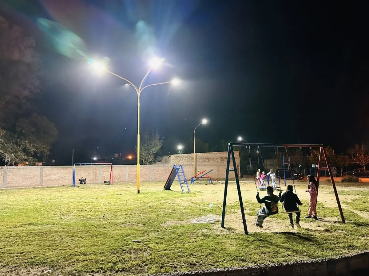 En barrio Ventura se hizo el recambio de luminarias en la plaza. Foto Municipio IH.