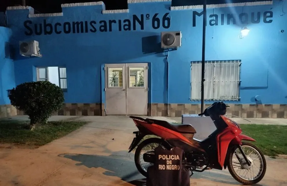 Una de las motos que había sido robada en Huergo fue encontrada con el motor encendido y abandonada a la vera de la Ruta Chica. Foto: gentileza