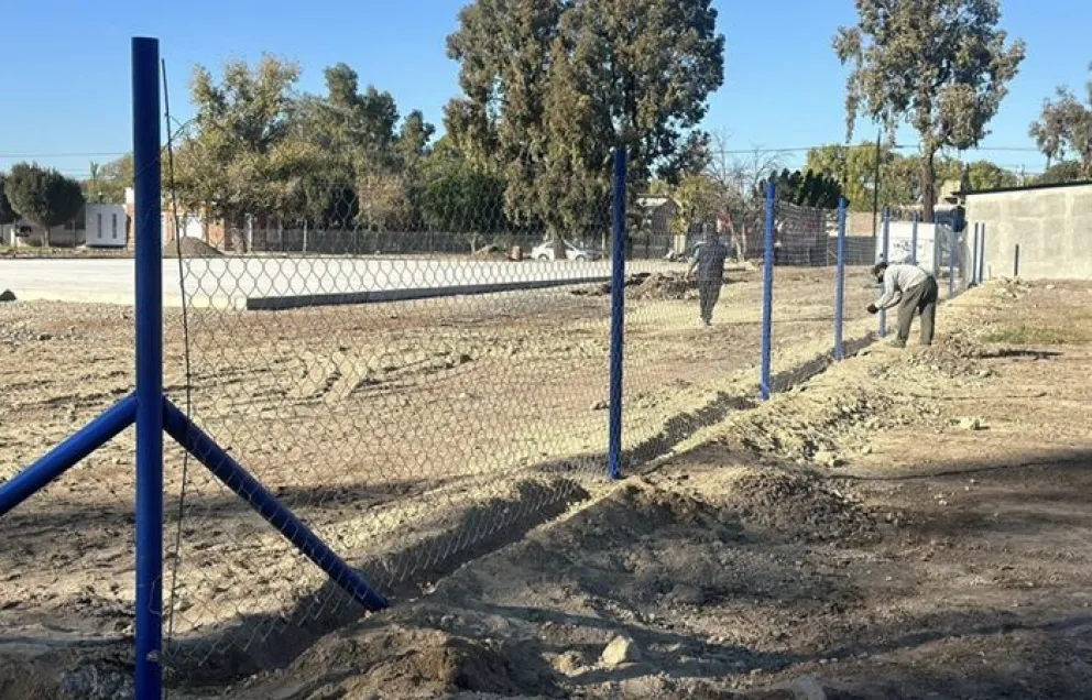 Esta semana comenzó el trabajo para el cerramiento del predio donde se construyó el playón para deportes. Foto: gentileza