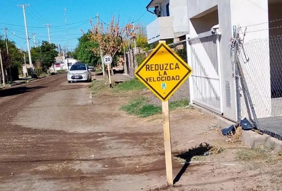 Para bajar la velocidad de circulación instalaron cartelería preventiva en una calle. Foto: gentileza