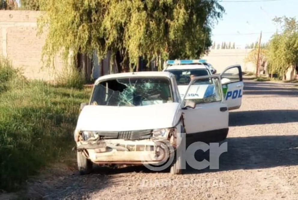 Uno de los autos permanecía con custodia policial en inmediaciones a la Brigada Rural. Foto gentileza.