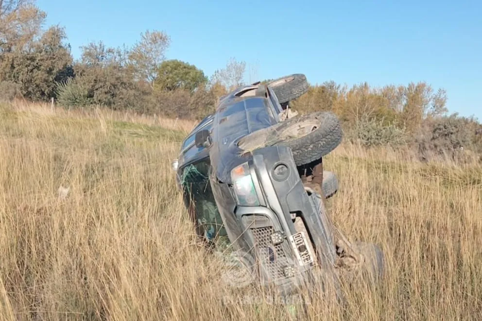 El vuelco de la Ford Ranger ocurrió minutos después de las 16. Foto Policía RN. 