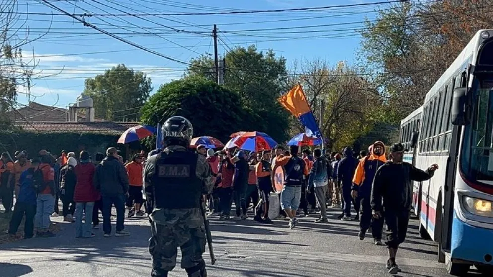 El operativo con más de 100 policías se desarrolló para brindar seguridad en el partido entre Atlético Regina y Deportivo Roca. Fotos: gentileza