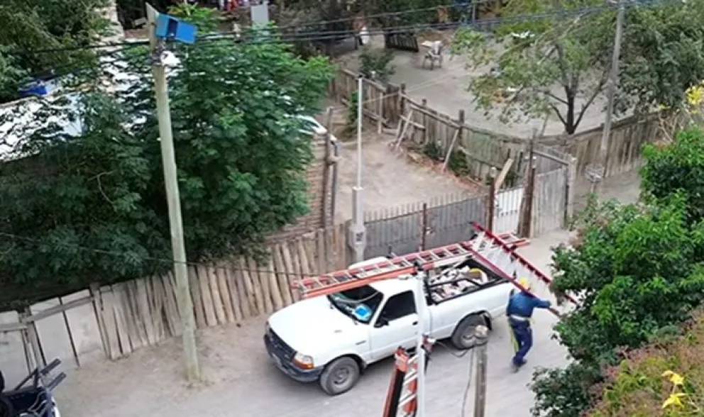 Provincia y municipio avanzan con el programa para la regularización del tendido eléctrico para un barrio de la zona norte de la ciudad. Foto: gentileza