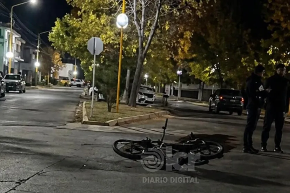 La colisión entre la Honda Wave y el Fiat Cronos se produjo minutos antes de las 22. Foto gentileza.