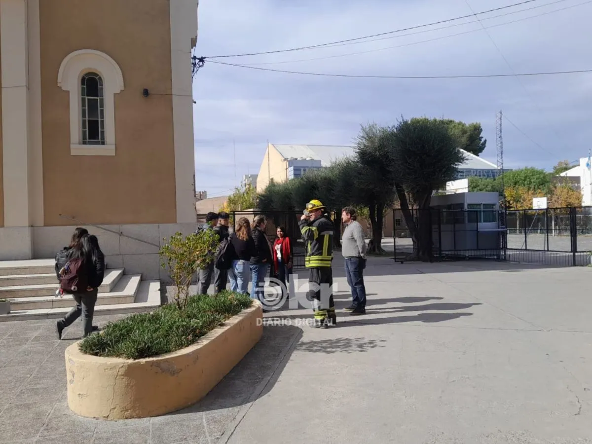 El director del INSR y el jefe de bomberos coordinan los pasos a seguir. Foto LCR. 