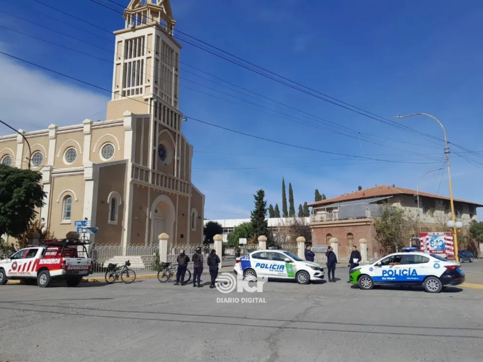 El llamado al colegio Industrial ocurrió minutos antes del mediodía. A raíz de ello se activó el protocolo de actuación que involucra a Policía y Bomberos. Foto LCR.