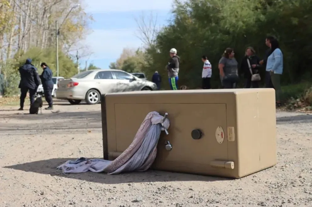 Una de las cajas fuertes quedó tirada sobre calle Los Sauces durante la fuga de los ladrones. Foto: Tania Domenicucci – ANR