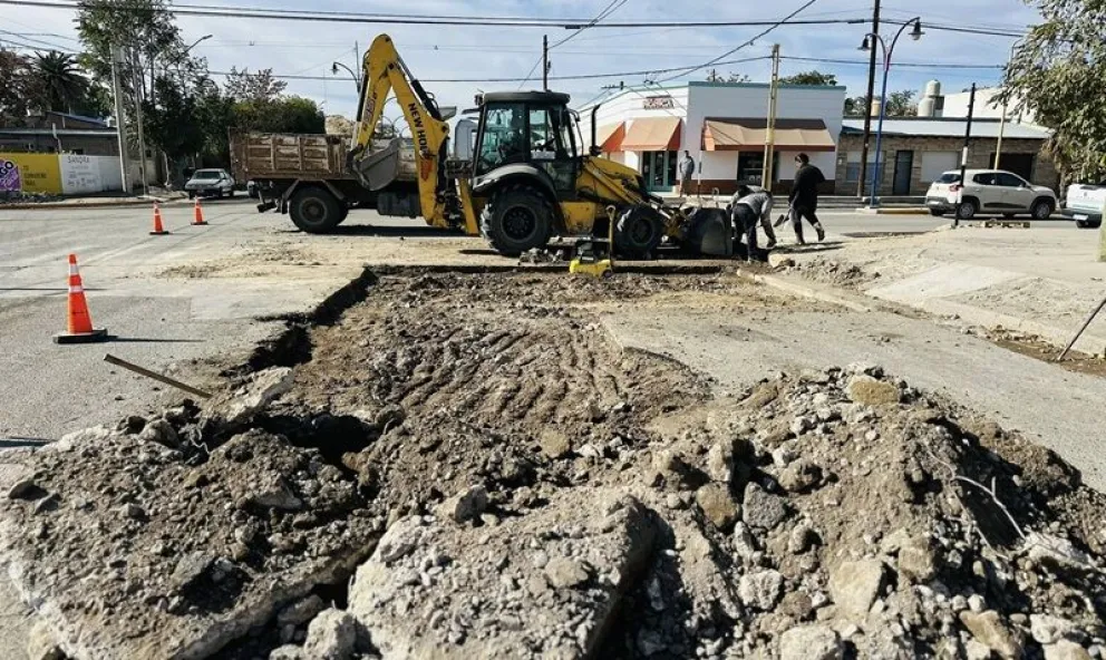 En la esquina de las avenidas Perón y Río Negro se realizan tareas de bacheo para la futura instalación de un semáforo. Foto: gentileza