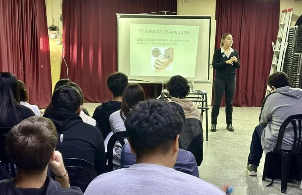 La titular del área de Bromatología del municipio de Huergo dictó la capacitación a alumnos para la elaboración segura de conservas caseras. Foto: gentileza