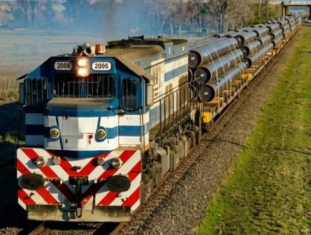 El proyecto busca extender el trazado ferroviario para potenciar la actividad hidrocarburífera.