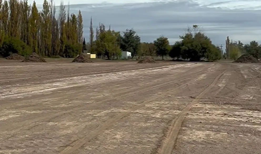 Esta semana comenzó la construcción de una pista de atletismo que se usará para los Juegos Rionegrinos. Foto: gentileza