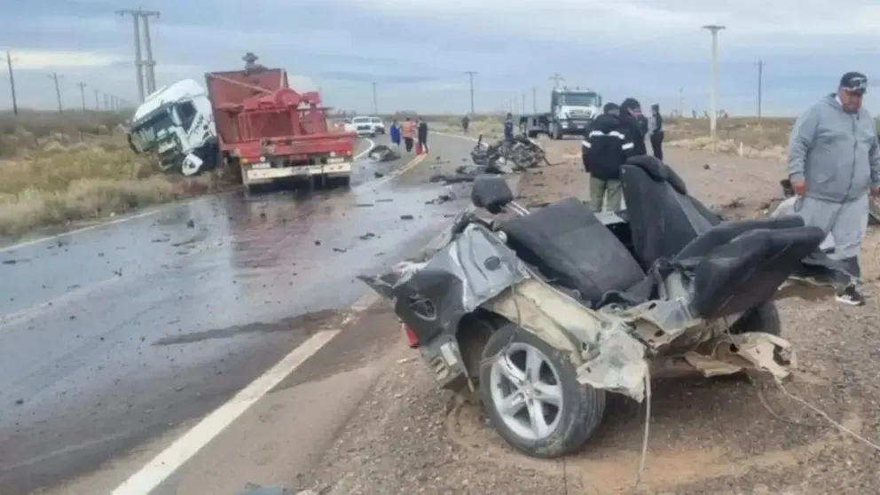 El siniestro se registró durante la tarde del domingo cuando por causas que aún se investigan colisionaron un Ford Focus II y un camión Fiat Iveco. Foto gentileza